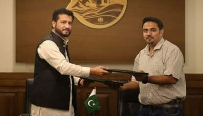 KPCTA Director Administration and Finance Yousaf Ali and Unilever Pakistan’s KP Manager Atif Hameed Khan exchanging the MOU. Photo: Facebook/KPCTA