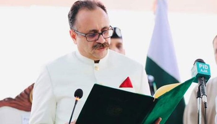 Sardar Tanveer Ilyas photographed taking the oath of his office as the premier of AJK. Photo: Twitter