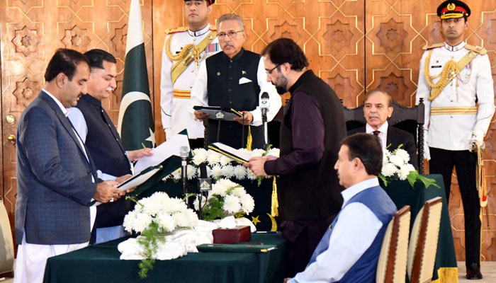 President Arif Alvi administering oath to federal ministers in Islamabad on Apirl 22, 2022. Photo: PID
