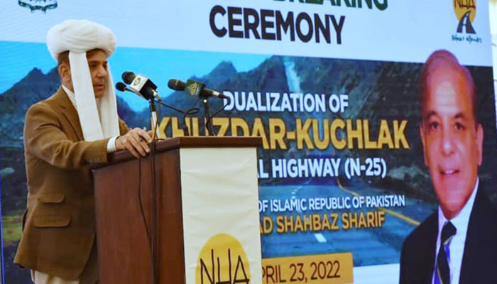 PM Shehbaz addressing at the groundbreaking of Khuzdar-Kuchlak sections of N-25 Chaman-Karachi National Highway, Quetta on April 23, 2022. Photo: PID