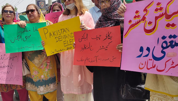 PTI Multan women protesting against the CEC in Multan on April 26, 2022. Photo: The News/File