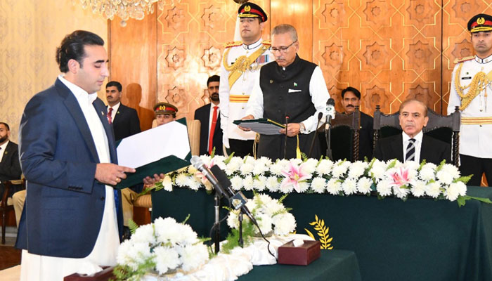 President Arif Alvi administering oath to Bilawal Bhutto-Zardari as federal minister at President House, Islamabad on April 27, 2022. Photo: PID