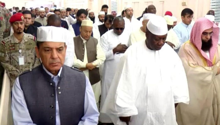 PM Shehbaz offering Friday prayers in Masjidun Nabawi, Madinah on April 29, 2022. Photo: PID