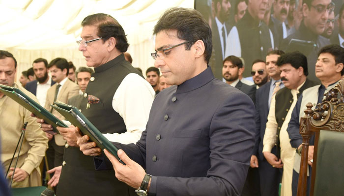 NA Speaker raja Pervaiz Ashraf administering oath to Hamza Shehbaz as Punjab chief minister. Photo: Twitter/HamzaSS