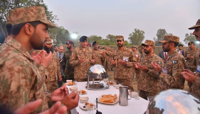Second visit in a week: General Qamar Javed Bajwa breaks fast with frontline troops at LoC - Vimarsana News