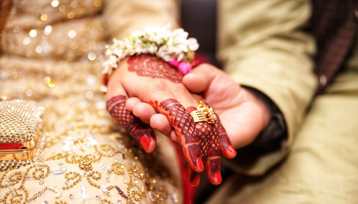 Bride marries another man after groom arrives late for wedding