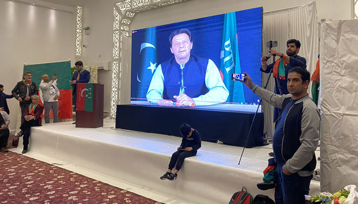 Imran Khan addressing overseas Pakistanis through video link on Ma6y 7, 2022. Photo: Twitter/PTI