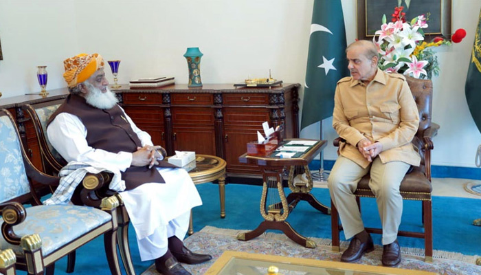 PM Shehbaz Sharif in a meeting with Maulana Fazlur Rehman in Islamabad on May 16, 2022. Photo: PID