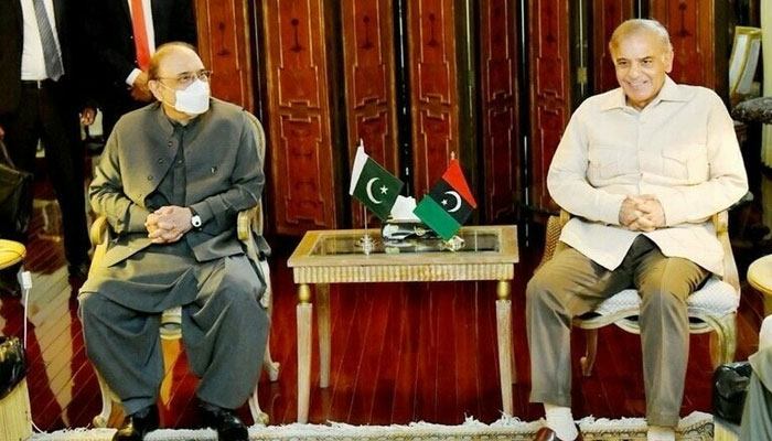 Asif Ali Zardari (Left) and PM Shehbaz Sharif. Photo: The News/File