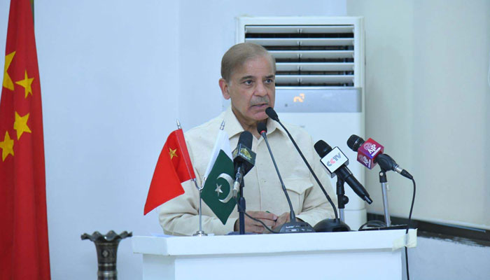 PM Shehbaz addressing workers Hydropower project and Chinese media persons at Karot on May 25, 2022. Photo: PID