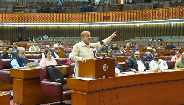 PM Shehbaz Sharif addressing the National Assembly session on May 26, 2022. Photo: PID