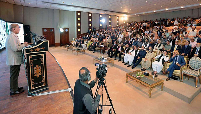 PM Shehbaz addressing a pre-budget business conference in Islamabad on June 7, 2022. Photo: APP
