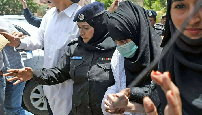 The lady police constables are accompanying Dua Zehra on her appearance before the SHC. Photo: Twitter