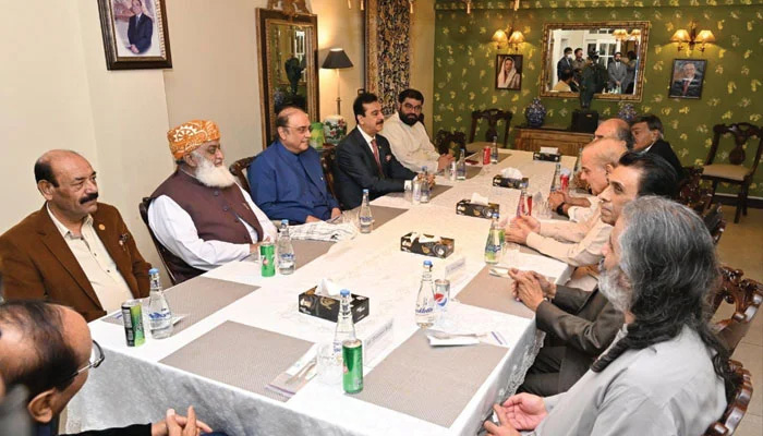 Coalition leaders attend dinner hosted by PPP supremo Asif Zardari ahead of the Budget 2022-23.