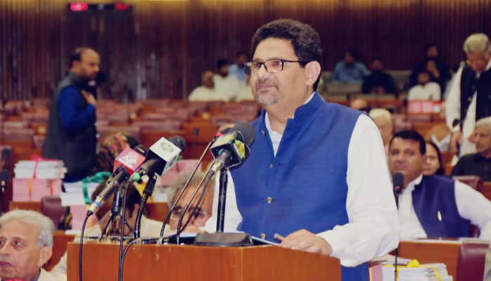 Finance Minister Miftah Ismail presenting the financial year 2022-23 at the National Assembly on June 10, 2022. Photo: PID