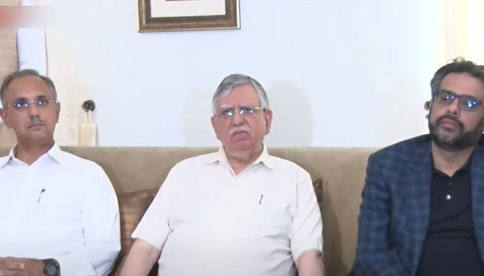 Shaukat Tarin, along with Omar Ayub and Muzammil Aslam, addressing a press conference in Islamabad on June 11, 2022. Photo: Screengrab of a geo.tv video.