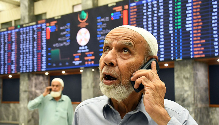 An investor monitors index on the big screen at the Pakistan Stock Exchange (PSX) Karachi on June 24, 2022. Photo: ONLINE