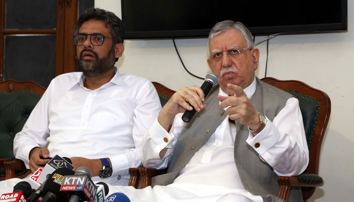 Former Finance Minister Shaukat Tarin addressing a press conference at the Karachi Press Club on June 24, 2022. Photo: PPI