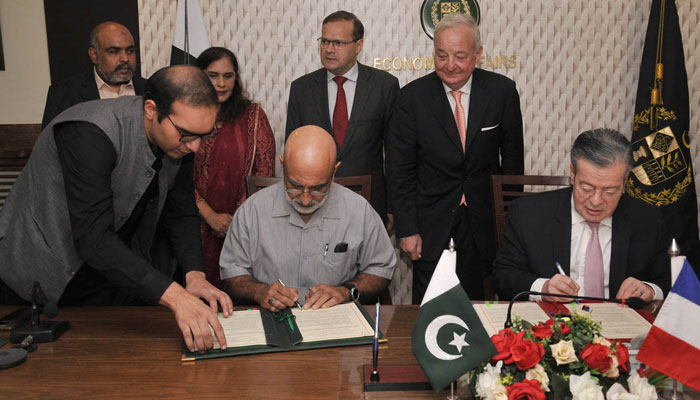 An agreement was signed between Federal Secretary for Economic Affairs Division, and Nicolas Galey, the Ambassador of the French Republic to Pakistan, in Islamabad on June 27, 2022. Photo: APP