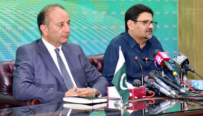 Finance Minister Miftah Ismail and Petroleum Minister Miftah Ismail addressing a  press conference on June 30, 2022. Photo: APP