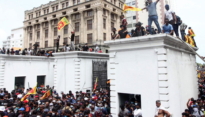 Protestors demanding the resignation of Sri Lanka´s President Gotabaya Rajapaksa gather inside the compound of Sri Lanka´s Presidential Palace in Colombo on July 9, 2022. Sri Lanka´s beleaguered President Gotabaya Rajapaksa fled his official residence in Colombo, a top defence source told AFP, before protesters gathered to demand his resignation stormed the compound. Photo: AFP