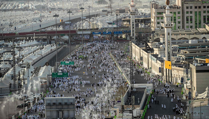 Thousands of Muslim pilgrims gather at the valley of Mina, near Makkah in western Saudi Arabia, to perform the stoning of the devil ritual which marks the start of the Eid al-Adha holiday on July 9, 2022, as this year´s expanded hajj pilgrimage was winding down. Worshippers throw stones at three concrete walls representing Satan every year at the end of their pilgrimage to Makkah. Photo: AFP