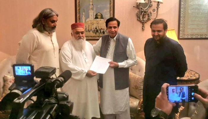 Mian Jaleel Ahmed Sharaqpuri Resigned From The Post of Member of Punjab Assembly in Presence of Chaudhry Parvez Elahi and Sahibzada Hamid Raza on July 16, 2022. Photo: Twitter