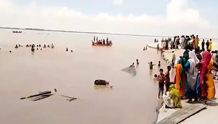 People gather at the site after a boat capsized in Rahim Yar Khan. Screengrab Geo News