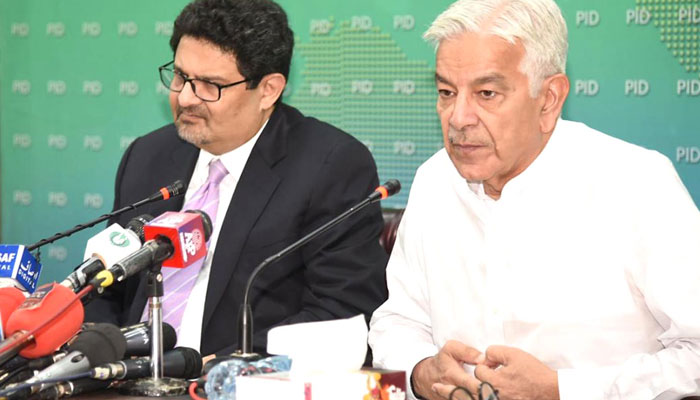 Finance Minister Miftah Ismail addressing a press conference along with Defence Minister Khawaja Asif in Islamabad on July 21, 2022. Photo: INP