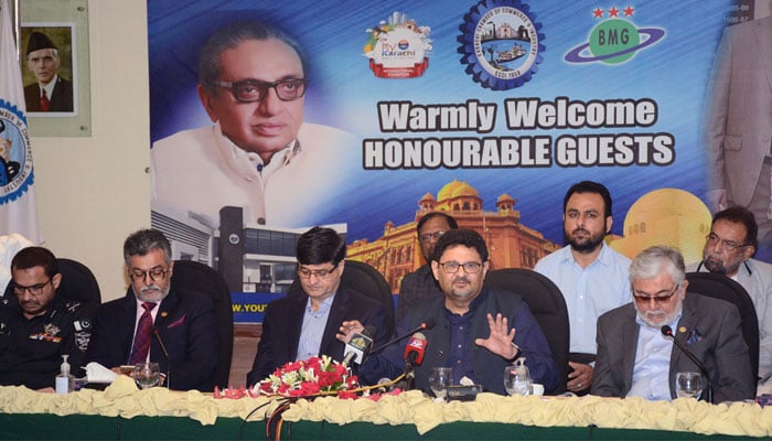 Finance Minister Miftah Ismail addressing the members of the Karachi Chamber of Commerce and Industry in Karachi on August 6, 2022. Photo: APP