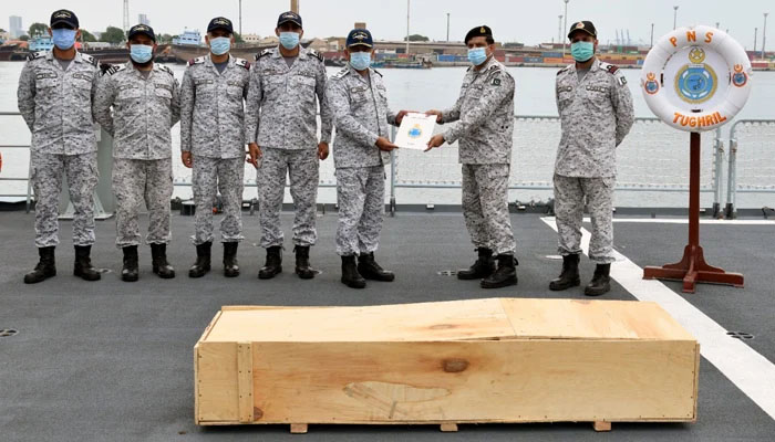 Pakistan Navy officials hand over the body of the dead Indian citizen to the Pakistan Maritime Security Agency in Karachi. — DGPR Navy