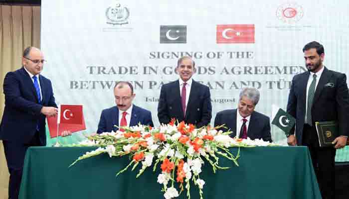 Trade Minister of Turkiye Dr Mehmet Mus and Minister for Commerce Naveed Qamar signing the agreement along with PM Shehbaz. —Radio Pakistan