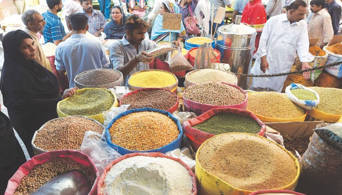 Shoppers seen buying groceries in Joria Bazaar in Karachi on June 1, 2016. Photo: AFP
