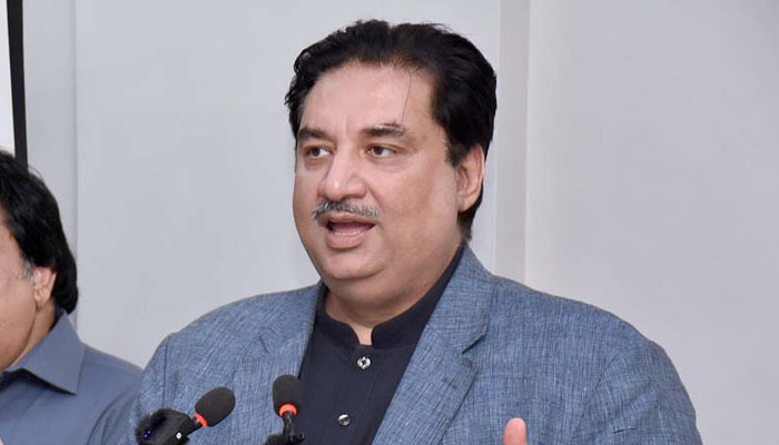 Federal Minister for Power Energy, Khurram Dastgir Khan addresses a press conference at K-Electric office in the port city. — APP/M Saeed Qureshi