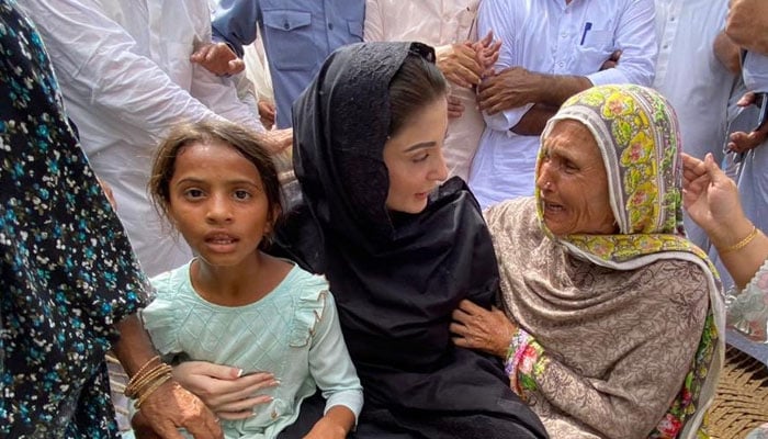 PML-N Vice President Maryam Nawaz sitting with flood victims. — Maryam Nawaz Twitter