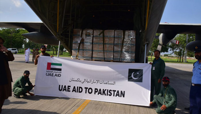 Workers carrying a flag of UAE aid to Pakistan on Aug 31, 2022. Foreign Office