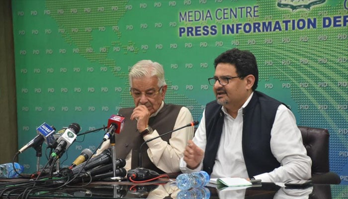 Defence Minister Khwaja Muhammad Asif (L) and Finance Minister Miftah Ismail. —PID
