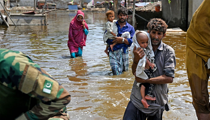 Pakistan´s Naval personnel rescue flood-affected people from their damaged houses after heavy monsoon rains in Dadu district, Sindh province on September 7, 2022. —AFP/ Aamir QURESHI