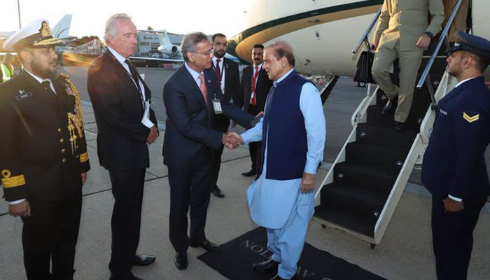 PM Shehbaz being received as he arrives in London. Twitter/PAKPMO