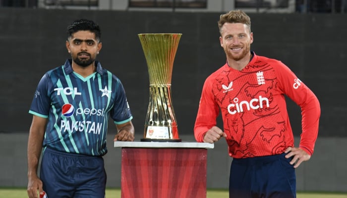 Pakistan and England skippers pose with T20 series trophy. Courtesy PCB