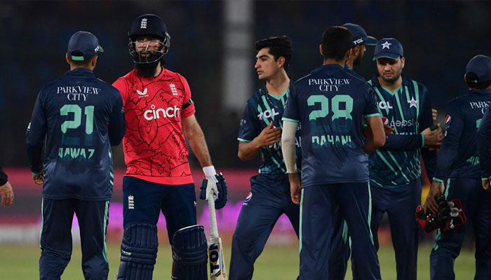 England´s captain Moeen Ali (2L) shakes hands with Pakistan´s cricketers after their victory at the end of the first Twenty20 international cricket match between Pakistan and England at the National Cricket Stadium in Karachi on September 20, 2022. —AFP/ Asif HASSAN