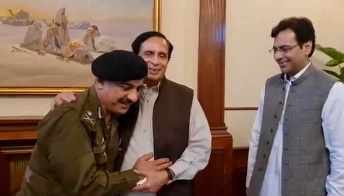 Punjab CM Pervaiz Elahi pats the back of Lahore CCPO Ghulam Dogar after he denied to follow orders from the federal government to relinquish his charge. Screengrab