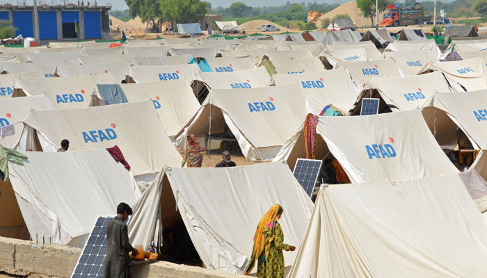 nternally displaced flood-affected people take refuge at a makeshift camp at Dera Allah Yar in Jaffarabad district of Balochistan province on September 21, 2022. —AFP