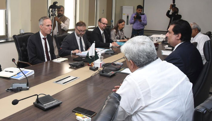 World Bank’s new Vice President for the South Asia Region, Martin Raiser in meeting with Power Minister Khurram Dastgir. Twitter/MOWP15