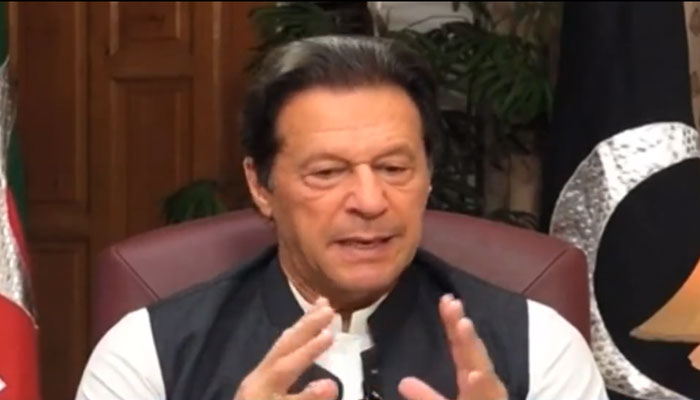 Imran Khan talking to economic reporters. Screengrab of a Twitter video.