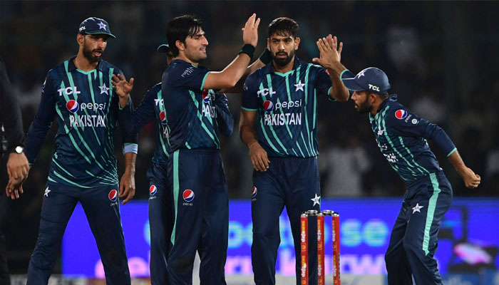 Pakistan´s players celebrate after the dismissal of England´s David Willey (not pictured) during the fourth Twenty20 international cricket match between Pakistan and England at the National Cricket Stadium in Karachi on September 25, 2022.—Asif HASSAN / AFP