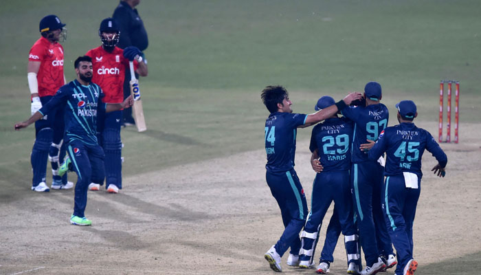 Pakistan´s players celebrate their win in the fifth Twenty20 international cricket match between Pakistan and England at the Gaddafi Cricket Stadium in Lahore on September 28, 2022. —AFP/ Arif ALI