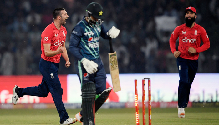 Englands Mark Wood celebrate after the dismissal of Pakistan´s Asif Ali (R) during the fifth Twenty20 international cricket match between Pakistan and England at the Gaddafi Cricket Stadium in Lahore on September 28, 2022. —AFP