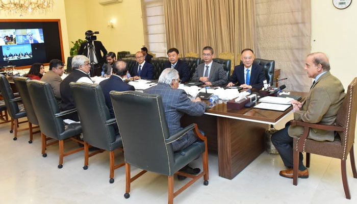 Chinese ambassador to Pakistan Nong Rong presenting a cheque of Rs153 million to PM Shehbaz as a donation to PM Flood Relief Fund on September 29, 2022. PID