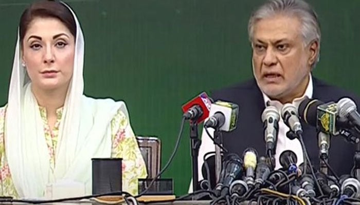 Maryam Nawaz addressing a press conference in Lahore along with Ishaq Dar on October 1, 2022. Screengrab of a Twitter video